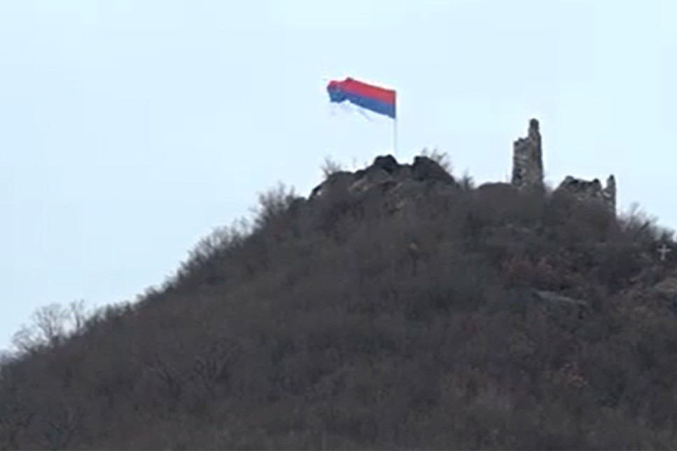 Nema predaje: Srpska zastava se ponovo vijori na tvrđavi u Zvečanu (VIDEO)