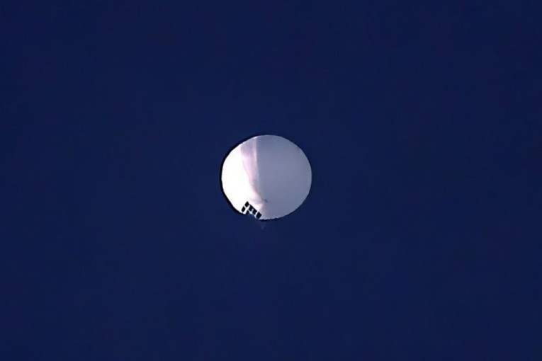Drama na nebu iznad SAD: Vojska locirala misteriozni balon!