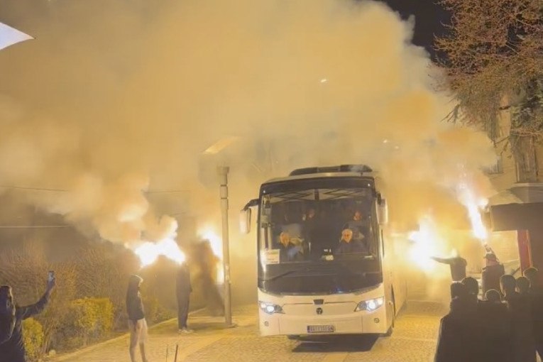Partizan imao vatren doček u Surdulici! Grobari poručili Duljaju i igračima – niste sami! (VIDEO)