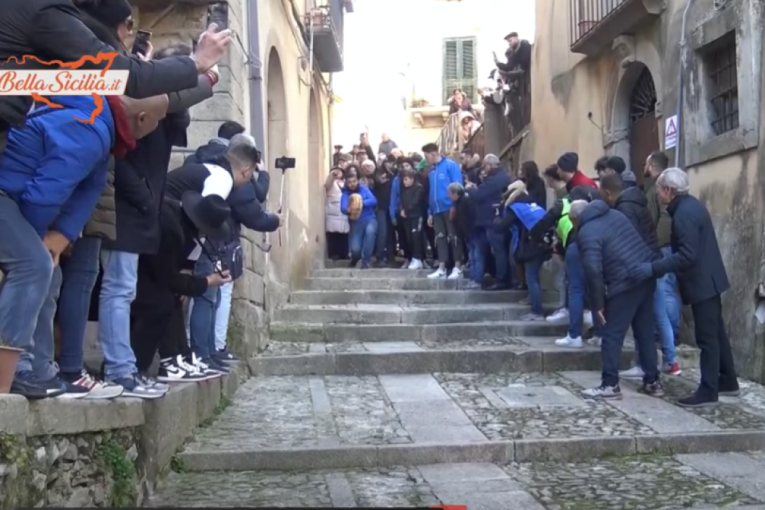 Neobična fešta na Siciliji: Takmičari bacaju po ulici kolutove sira teške 12 kila (VIDEO)