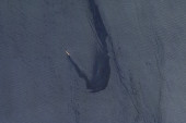 Brod koji su pogodili Huti stvorio naftnu mrlju dugu 29 kilometara u Crvenom moru: Puni se vodom, ali ne smeju da mu priđu (FOTO)