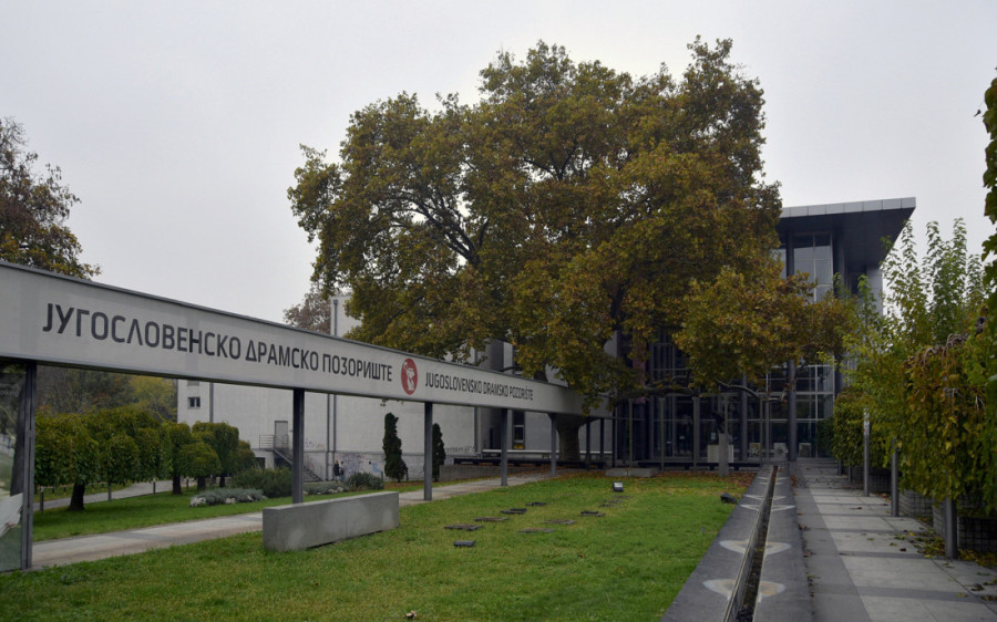 Crni humor Branka Cvejića i Josifa Tatića u noći kad je gorelo Jugoslovensko dramsko: "Da li je u bifeu stradala ona knjiga dugovanja?"