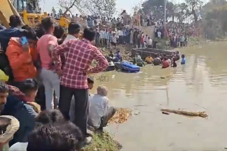Tragedija u Indiji: Najmanje 15 hodočasnika poginulo kada je traktor sa prikolicom upao u jezero - među mrtvima i sedmoro dece (FOTO/VIDEO)