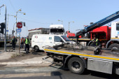Devojka se zakucala u kamion na Obrenovačkom putu: Otkazale kočnice, auto smrskan! (FOTO)