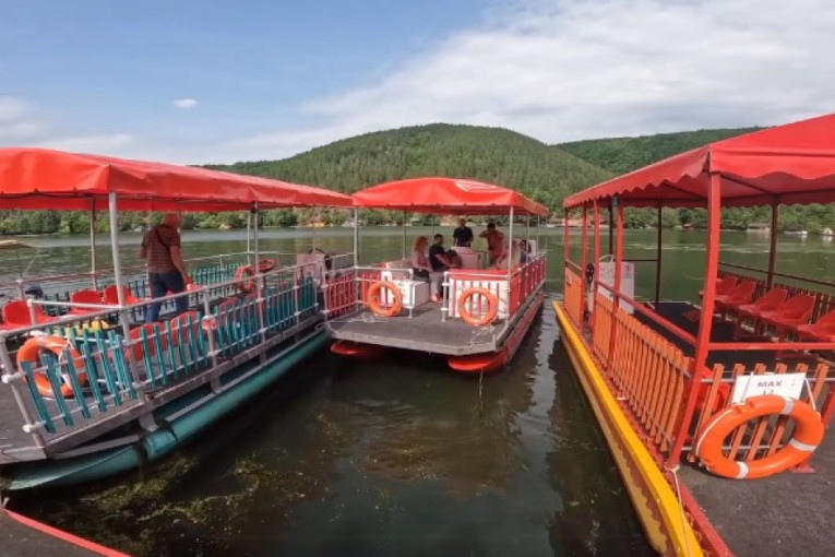 Turistička atrakcija na jezeru Međuvršje: Srpski katamaran na solarni pogon, koji je oborio s nogu i predsednika