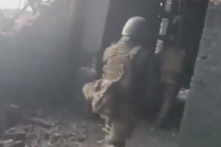 Ruska vojska u Avdejevci našla veliki ratni plen: Dok su uspaničeno bežali, Ukrajinci iza sebe ostavili brojnu zapadnu opremu (VIDEO)