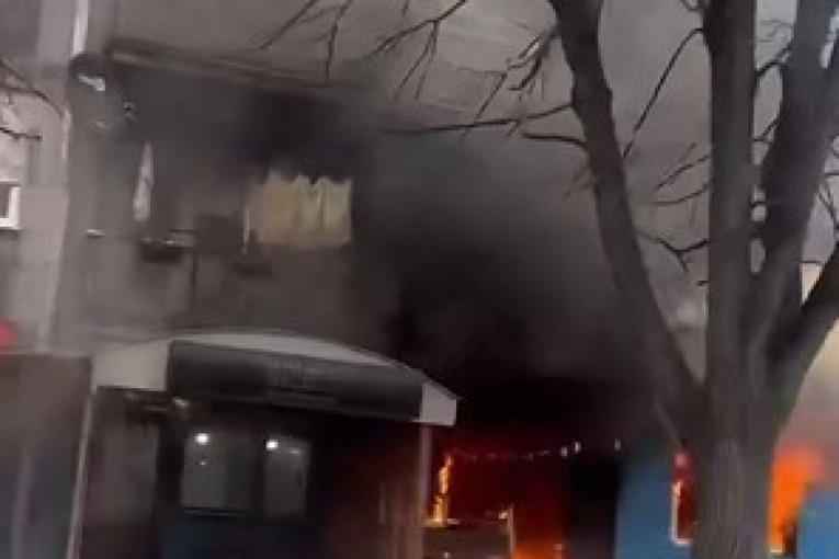 Detalji požara u Lazarevcu: Samohranoj majci izgoreo stan u kom je živela sa malom decom!