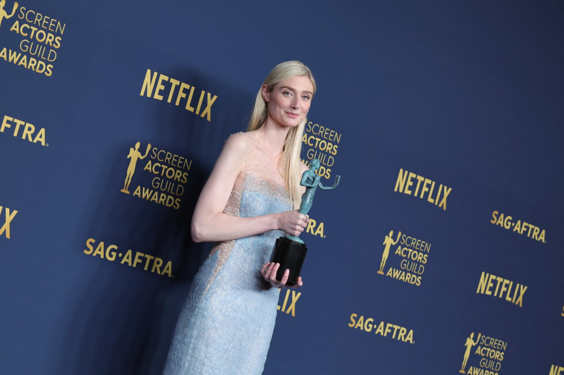 U čijim rukama su završile cipele Elizabet Debicki na dodeli SAG nagrada: Izuvanje pred izlazak na scenu (FOTO/VIDEO)