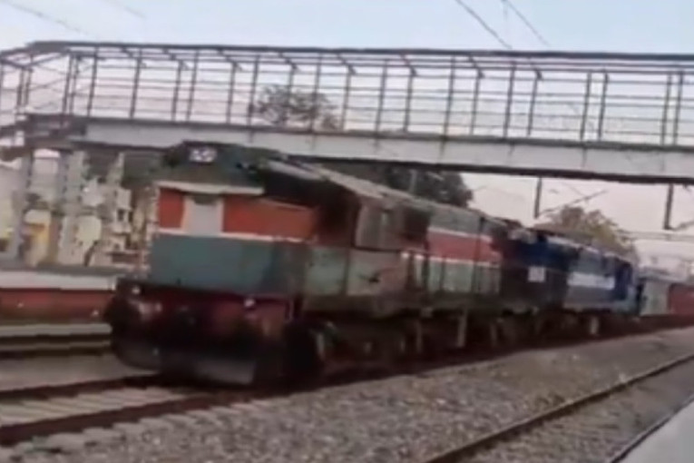 Jurio velikom brzinom: Pogledajte kako je voz u Indiji prešao 70 kilometara - bez mašinovođe (VIDEO)