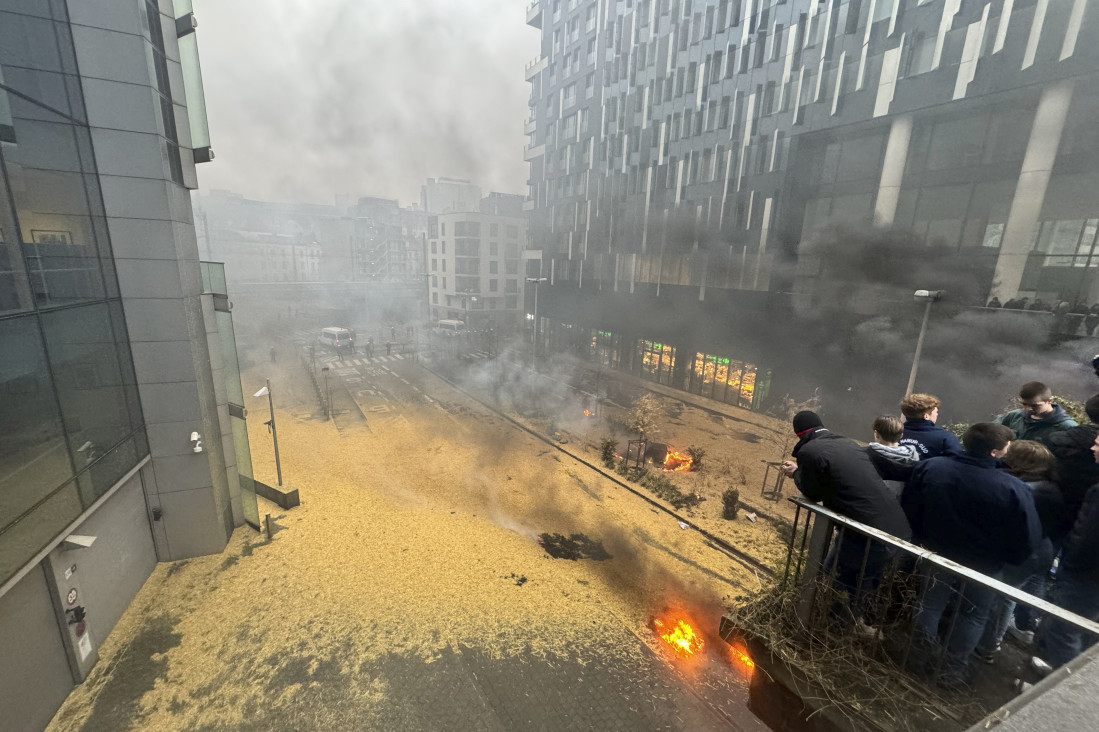 Burno u Briselu: Poljoprivrednici ponovo okupirali grad, zapaljene barikade! Policija odgovorila vodenim topovima (VIDEO)