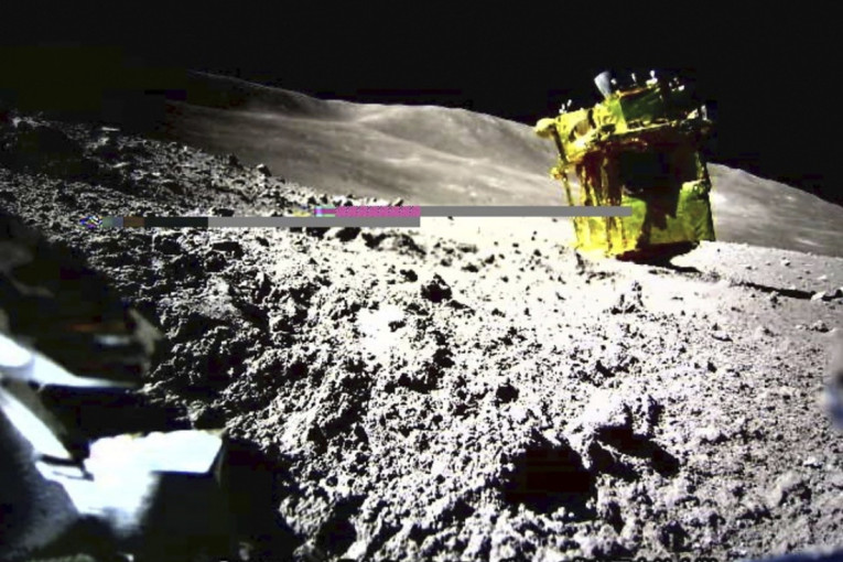 Japanski lender preživeo oštru lunarnu noć: Traje dve nedelje, a temperatura se spušta na minus 130