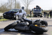 Stravičan lančani kod Kaća: Sudarila se dva automobila i dva motocikla - jednom povređenom se bore za život!