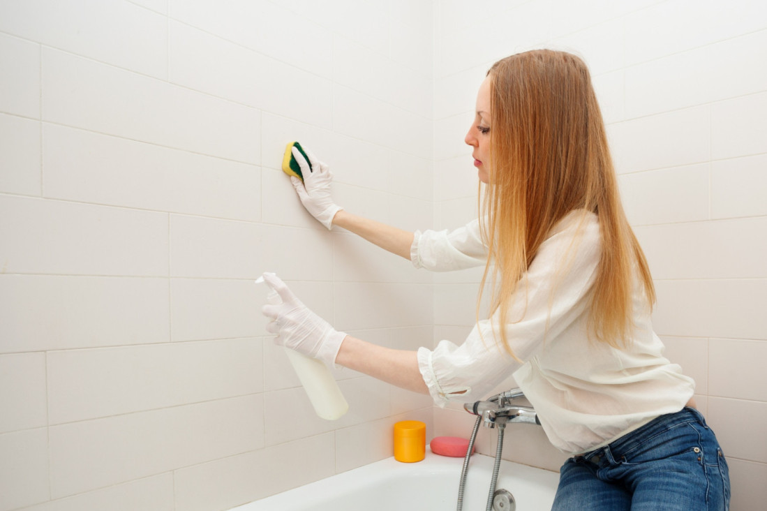 Čistite satima, a nema efekta? Probajte tehniku "leteća žena" i kuća će vam blistati od poda do plafona