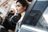 Neviđena veština isparkiravanja: Žena izlazi iz situacije gde je bukvalno zaglavljena između kola, ono što čini je fascinantno (VIDEO)