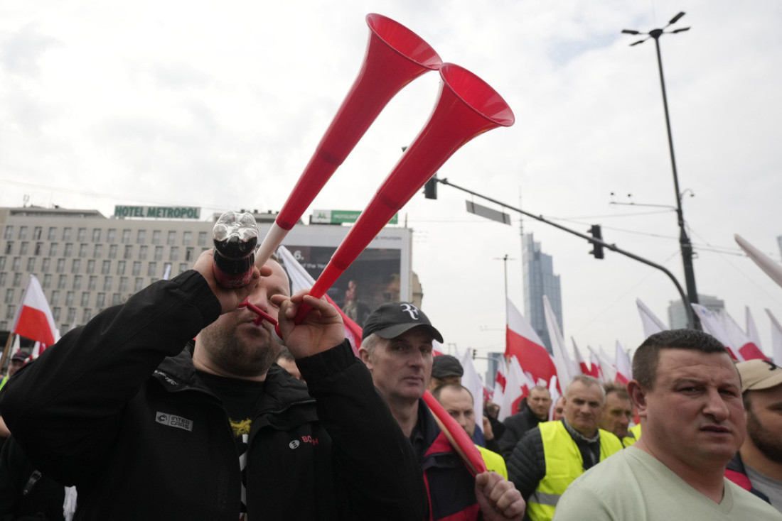 Digli se poljski poljoprivrednici, pridružili im se rudari i prevoznici: Traže da se odustane od destruktivne politike EU