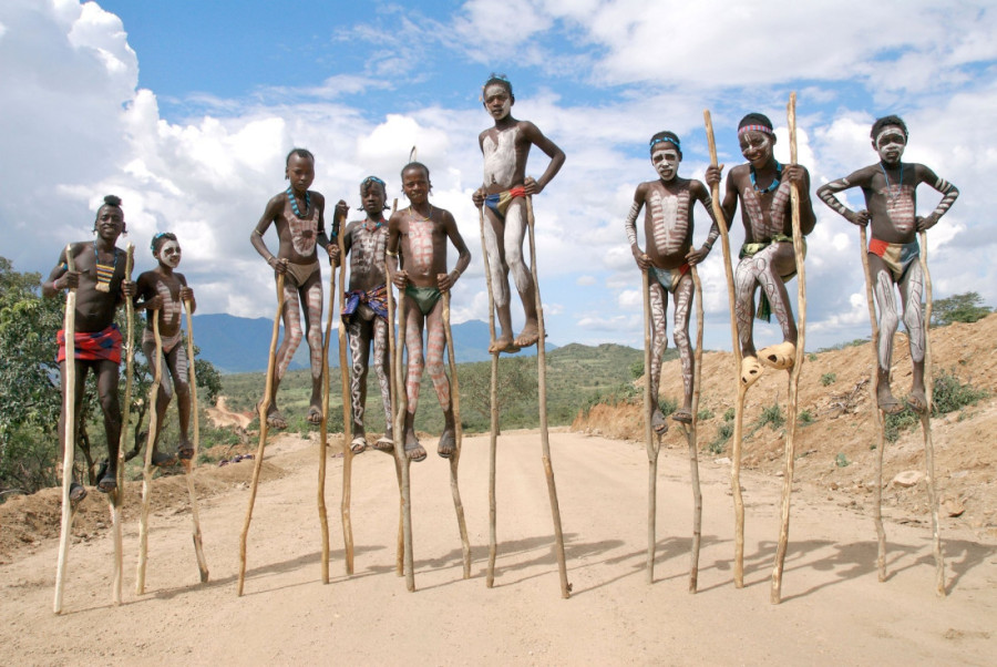 Mladići iz plemena u Etiopiji hiljadama godina rade istu stvar, nezamislivu generaciji Z (FOTO+VIDEO)
