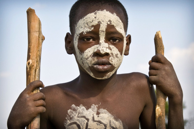 Mladići iz plemena u Etiopiji hiljadama godina rade istu stvar, nezamislivu generaciji Z (FOTO+VIDEO)
