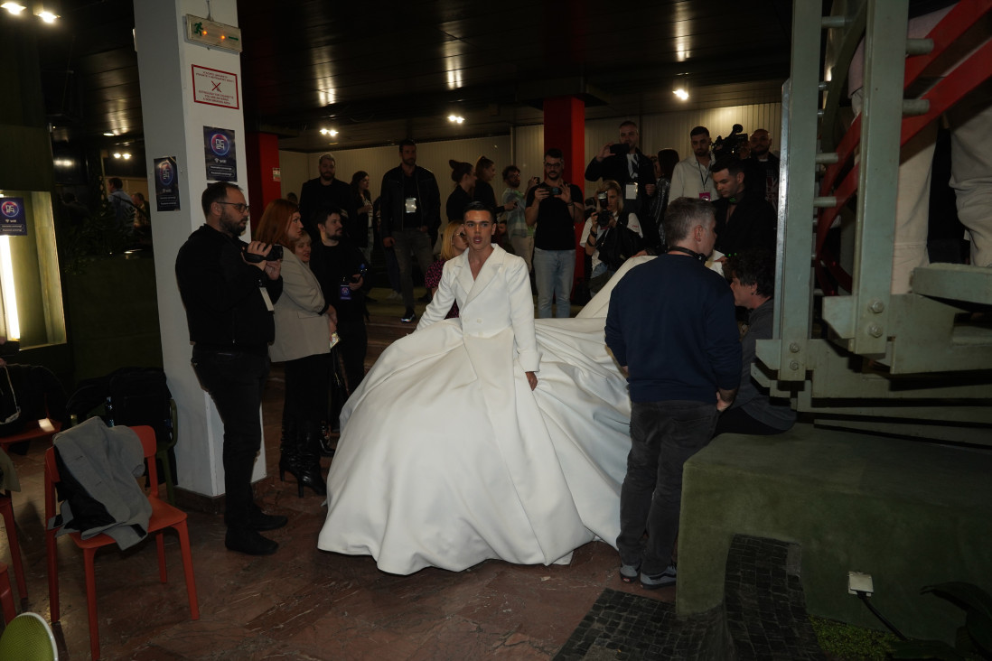 Filarri na „Pesmi za Evroviziju" u venčanici od 10 kilograma: To je bila moja ideja! (VIDEO)