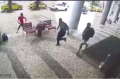Kamere zabeležile jezivu scenu: Advokat izrešetan sa 11 hitaca, ubica istrčao iz belih kola i likvidirao ga (VIDEO)