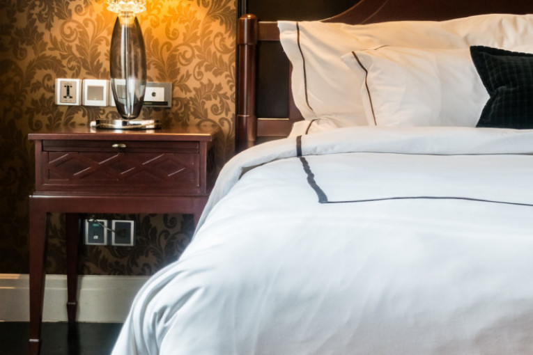 Dok je ležao u hotelskoj sobi čuo je neobičan zvuk: Pogledao je ispod kreveta, a onda je usledio užas (VIDEO)