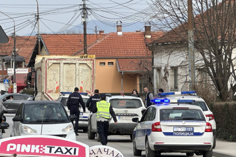 "Sreća pa nije bilo dece na trotoaru": Teška saobraćajka u Čačku - sudarili se dva kamiona i putničko vozilo (FOTO/VIDEO)