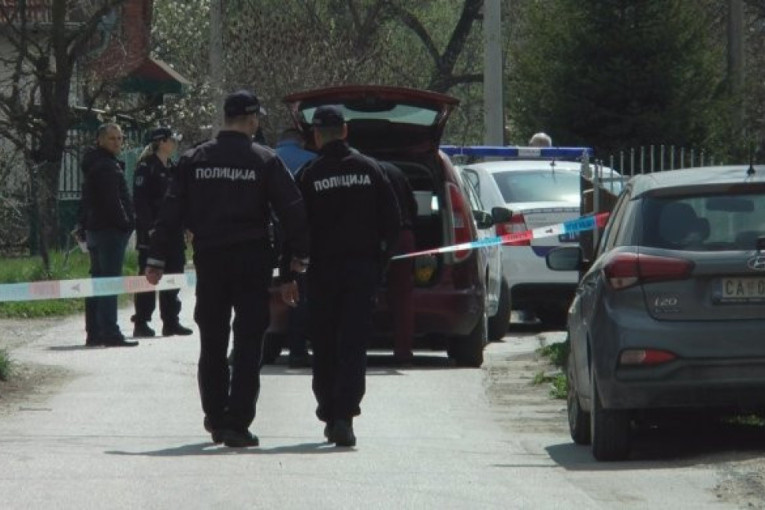 Haos u Mrčajevcima: Muškarac prijavljen za porodično nasilje - kada je policija došla sekirom im izlupao vozilo!