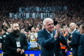 Pogledajte kako su košarkaši Partizana "istukli" trenera Željka Obradovića! I sa koliko osmeha je on sve istrpeo! (VIDEO)