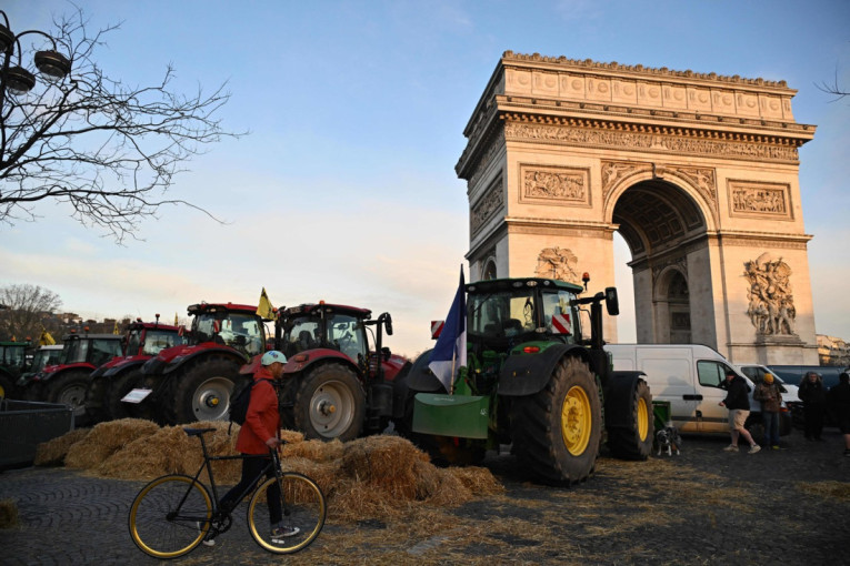 Francuski poljoprivrednici blokirali ulice oko Trijumfalne kapije! Senom prekrili puteve, policija hapsila nasumično (VIDEO/FOTO)