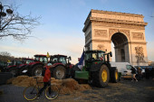 Francuski poljoprivrednici blokirali ulice oko Trijumfalne kapije! Senom prekrili puteve, policija hapsila nasumično (VIDEO/FOTO)