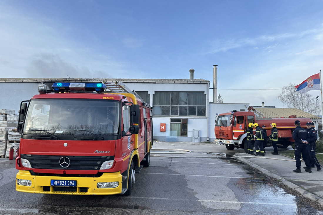 Veliki požar kod Čačka: Radnici evakuisani! (FOTO/VIDEO)