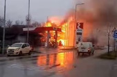 Izbegnuta katastrofa! Pogledajte požar u restoranu i kako je umalo vatra zahvatila pumpu (VIDEO)