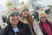 Zlatiborke za ponos: Tri sestre ručno pletu šarene kape i prodaju ih zajedno - svi su oduševljeno gledali u njihov štand (FOTO)