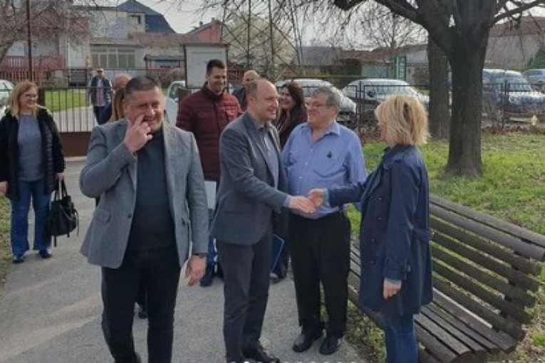 Gradonačelnik Novog Sada Miloš Đurić sa penzionerima: Na Adicama izgrađеno dosta, nastavićеmo da ulažеmo i daljе