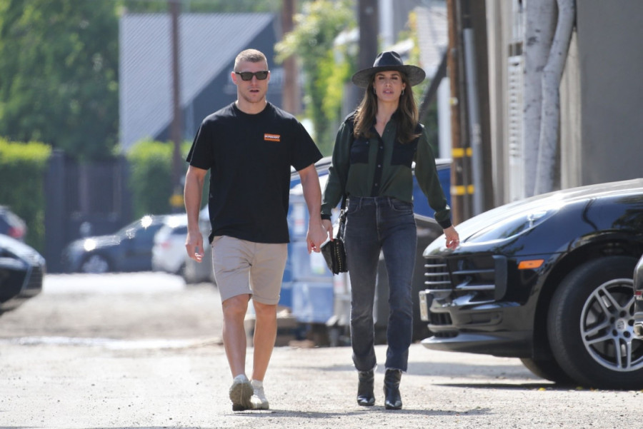 Bivša devojka Džordža Klunija uslikana gola! Bez problema pokazala sve, a i njen 15 godina mlađi dečko nije sramežljiv (PAPARACO)