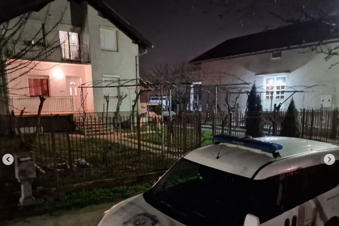 Deca pronađena u dnevnoj sobi, prekrivena čaršafom: Evo šta je policija zatekla u kući strave u Novom Sadu (FOTO/VIDEO)