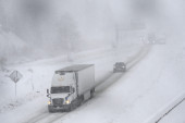 Mećava pogodila planine Sijera Nevada u Kaliforniji: Vozači okovani snegom, vetrovi duvaju do 160 km na čas (VIDEO)