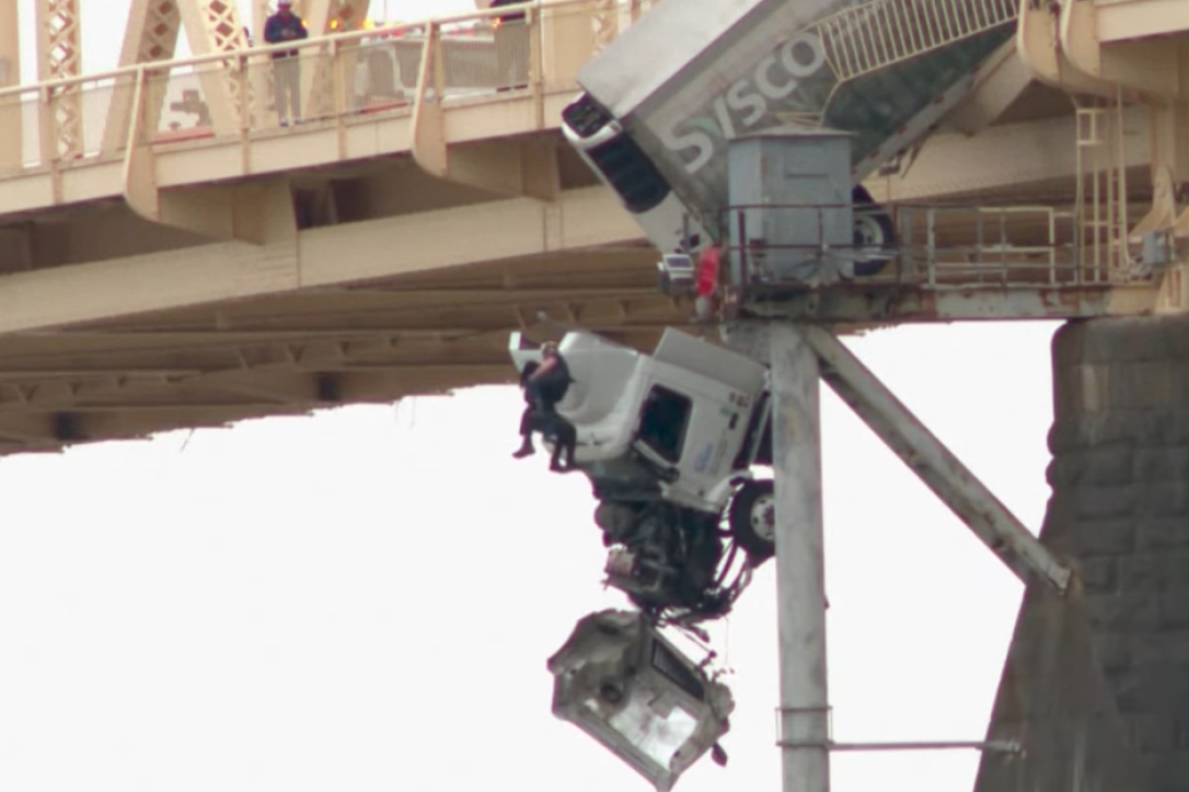Kamion probio ogradu mosta i ostao da visi u vazduhu: Ovakva akcija spasavanja se ne viđa ni u filmovima (VIDEO)