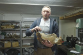 Saša pravi drške za noževe od zuba mamuta: Ovaj posao je pretočio u hobi, njegovi unikatni noževi obilaze svet! (FOTO)