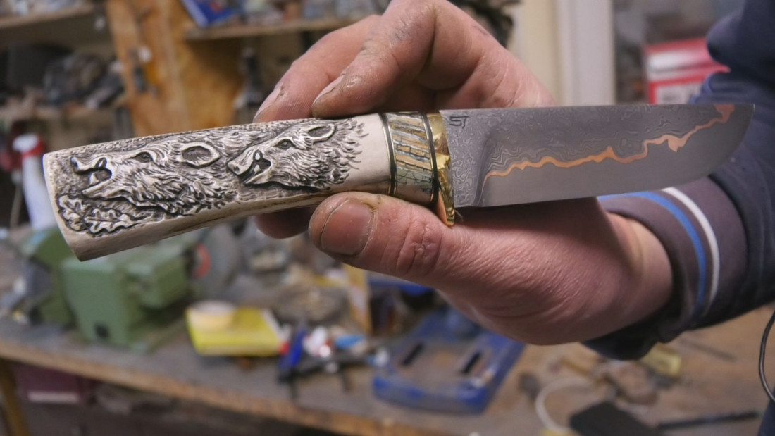 Saša pravi drške za noževe od zuba mamuta: Ovaj posao je pretočio u hobi, njegovi unikatni noževi obilaze svet! (FOTO)