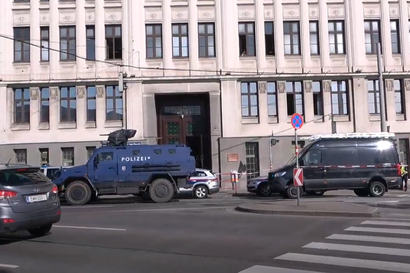 Opsadno stanje u Beču: Kobre izašle na ulice zbog sumnje da je učenik naoružan (VIDEO)