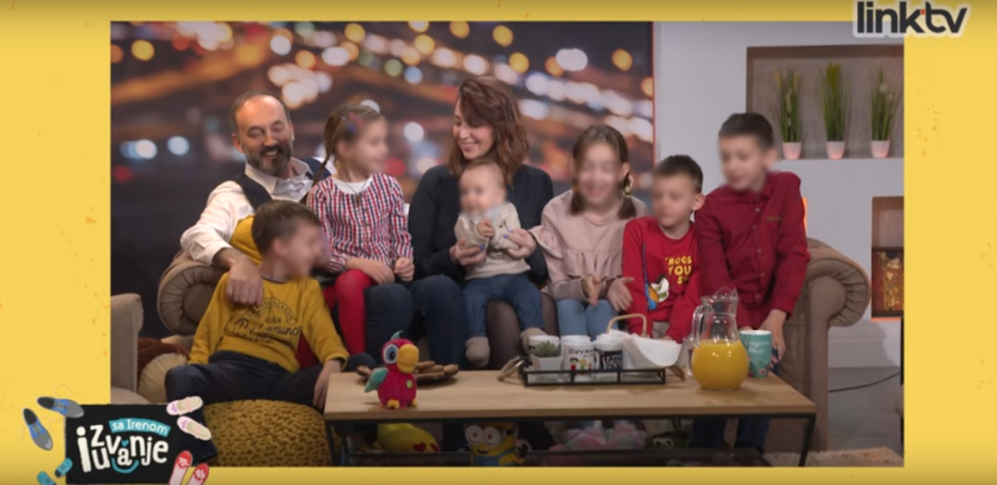 Naša pevačica je bila deo popularnog sastava, a danas ima osmoro dece: Dan počinje tako što svi skoče na mene, a tako se i završava!