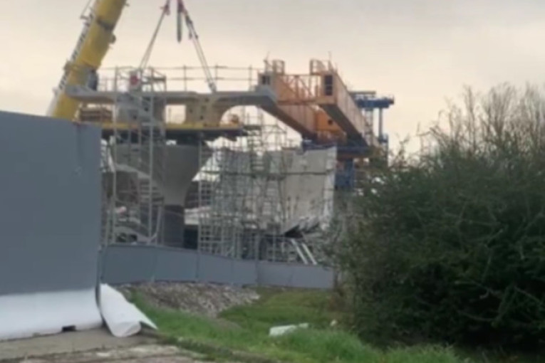 Urušio se most u izgradnji u Francuskoj: Jedan radnik poginuo, troje je u teškom stanju! (VIDEO)