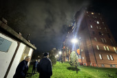 Požar u Čačku: Vatra guta stan na poslednjem spratu stambene zgrade, svi stanari evakuisani! (FOTO/VIDEO)