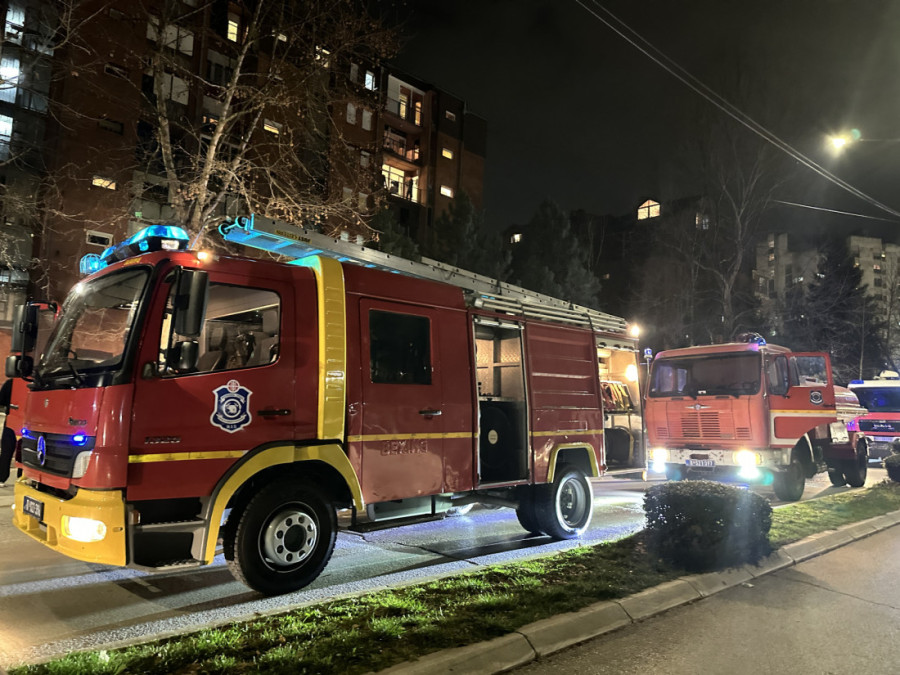 Požar u Čačku: Vatra guta stan na poslednjem spratu stambene zgrade, svi stanari evakuisani! (FOTO/VIDEO)