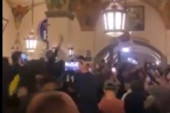 Grozno: Navijači Lacija pevali fašističke pesme u pivnici gde je Hitler držao govor! (VIDEO)