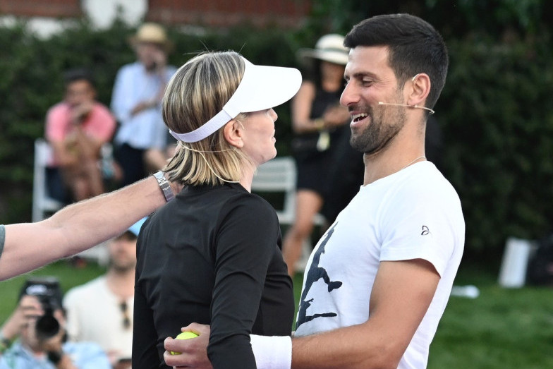 Novak ponovo u društvu lepotice! Ovog puta su igrali tenis! (VIDEO)