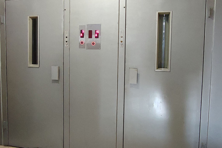 Lift se otkačio dok je dete bilo u njemu! Mališan padao kroz soliter, udarao i vrištao!