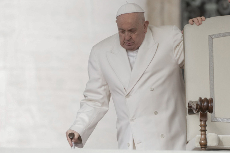 Papa u prvoj parohiji nakon što je preležao grip: Ima poteškoće sa kretanjem