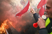 Poljski farmeri palili sve pred sobom: Podmetnuli požare ispred Tuskovog kabineta, sukobili se sa policijom...
