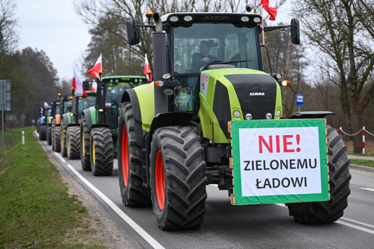 Poljski farmeri blokirali punkt sa Slovačkom: Poljoprivrednici ustali protiv "nekontrolisanog priliva žita iz Ukrajine"
